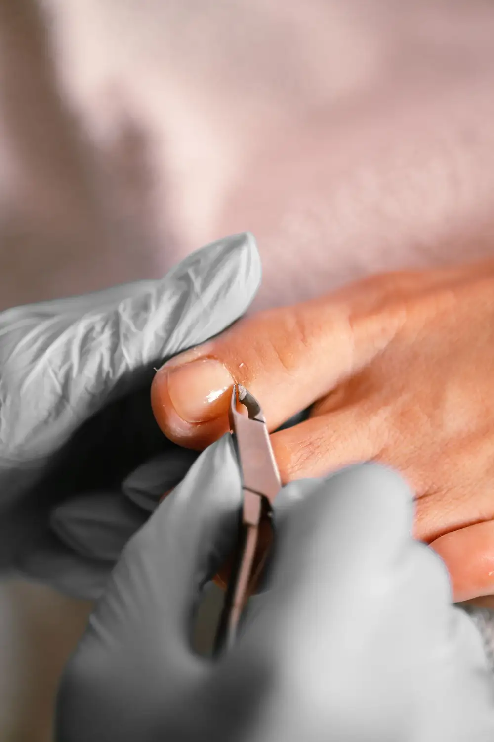Detalle de pedicure spa con esmalte rosa