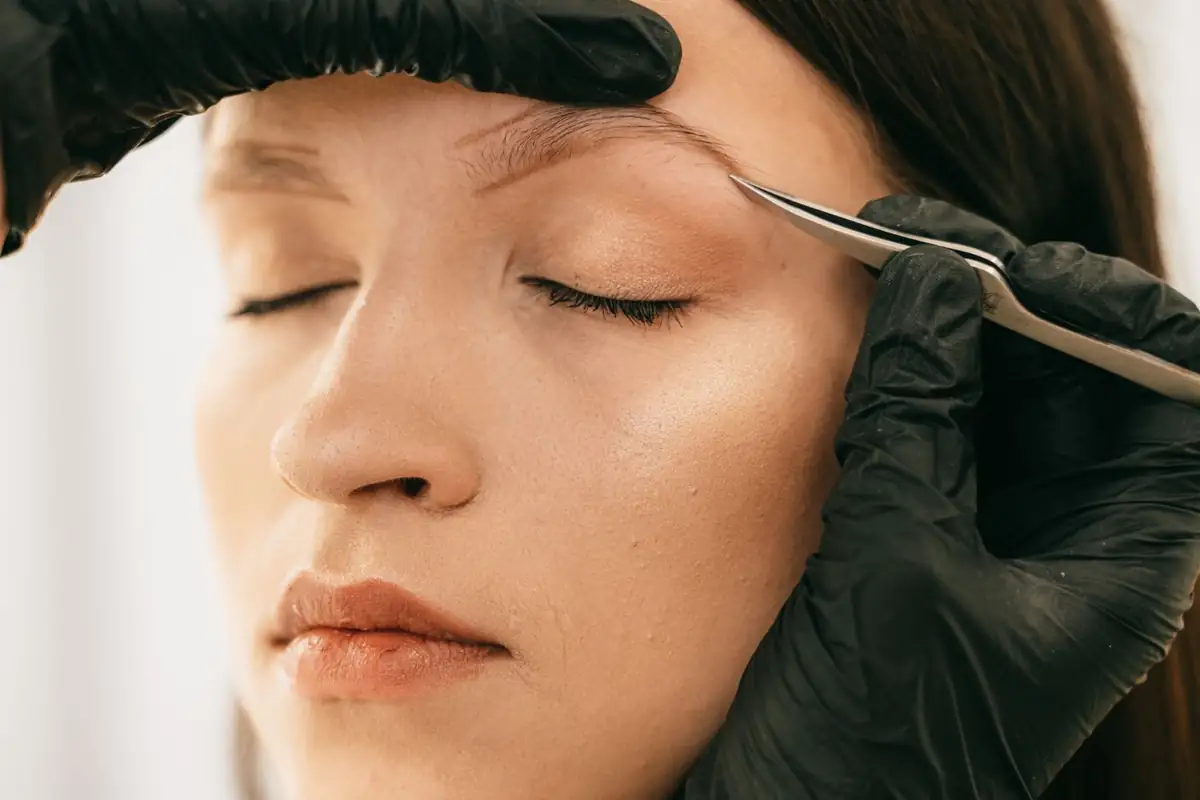 Depilación y diseño de cejas con pinza