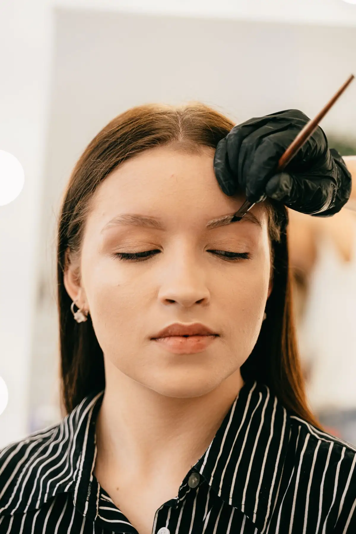 Clienta con cejas definidas después de la pigmentación
