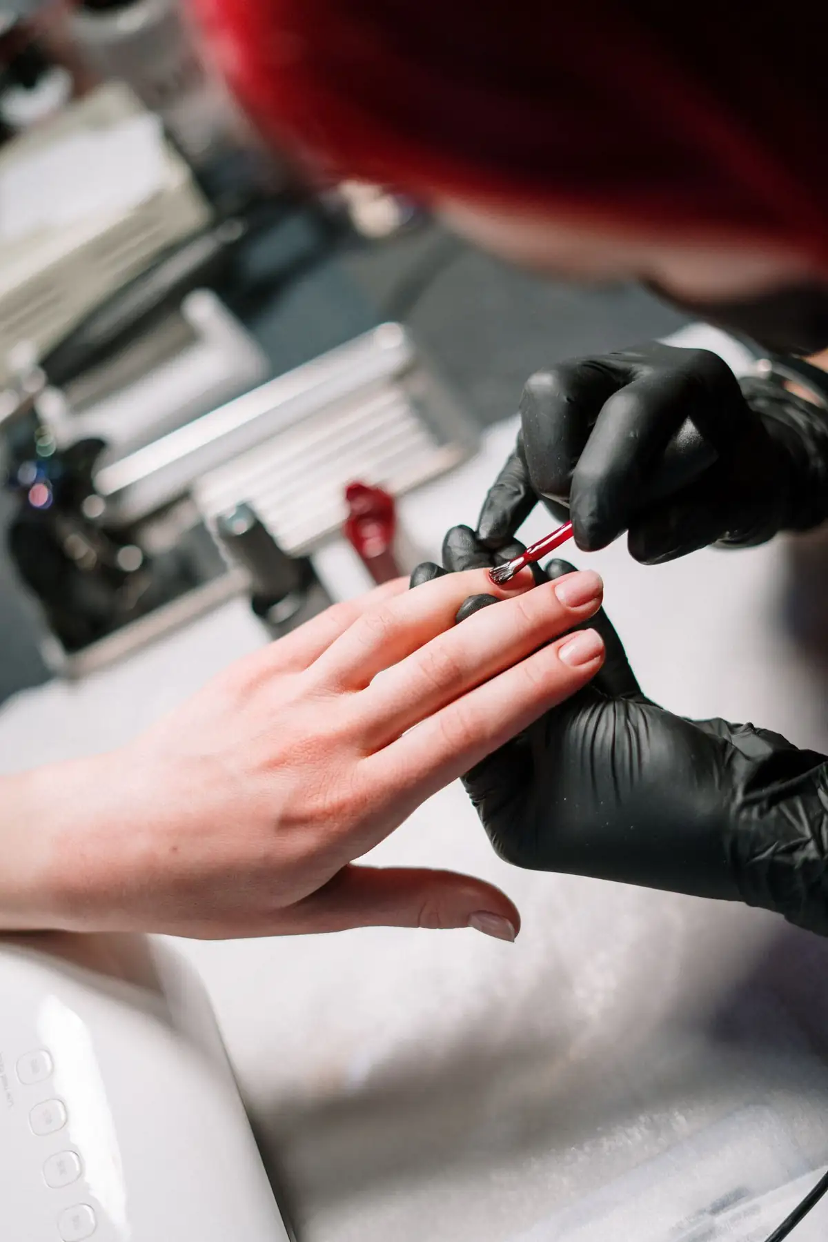 Uñas acrílicas largas en rojo trabajadas en cabina