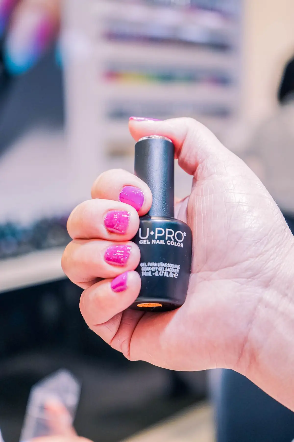 Uñas de polygel terminadas con esmalte rosa